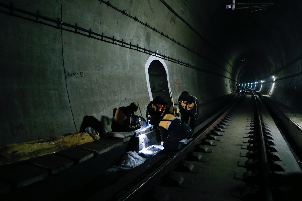 闽侯铁路运营隧道病害现状